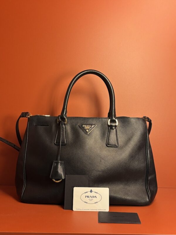 Prada Galleria Tasche aus schwarzem Saffiano-Leder mit goldfarbener Hardware und Authentizitätskarte