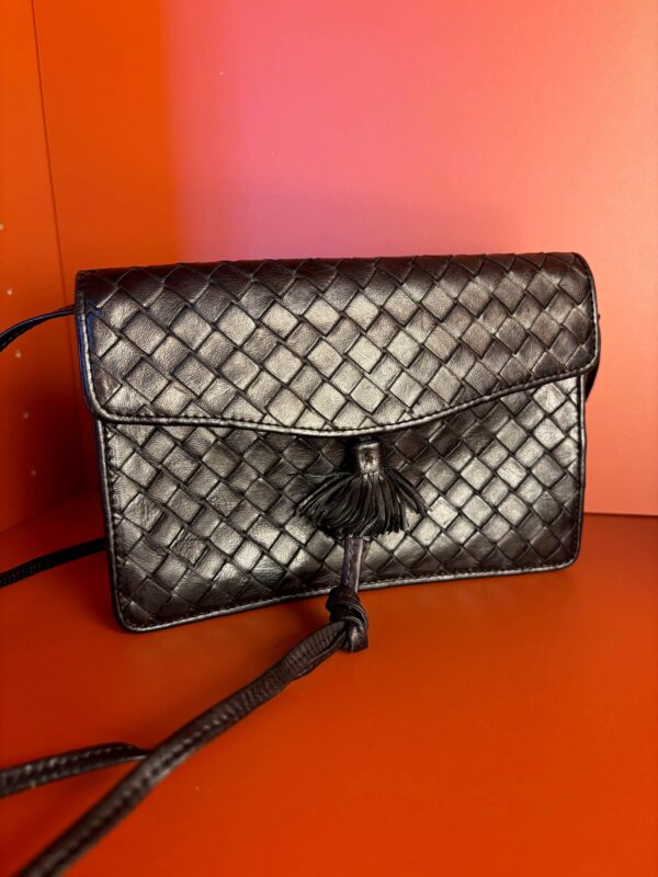 „Bottega Veneta Intrecciato Crossbody Bag in Schwarz – handgefärbtes Leder mit Quaste, restauriert und versiegelt von Borsa Nera Wien, inklusive Spiegel und Authentizitätskarte