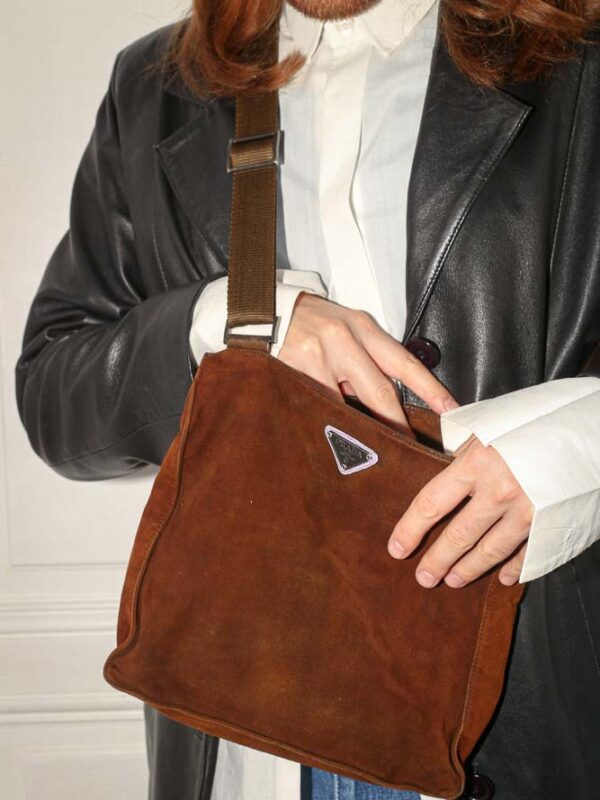 Preloved Designerhandtasche bei Borsa Nera – handveredelte Luxus-Tasche aus Wien, nachhaltig restauriert und kuratiert. Prada Wildleder Crossbody, Vintage.