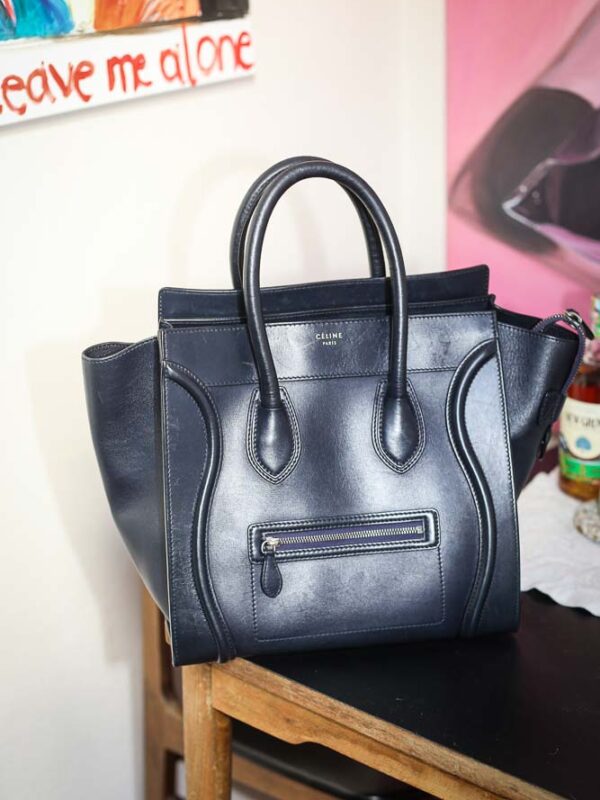 Preloved Designerhandtasche bei Borsa Nera – handveredelte Luxus-Tasche aus Wien, nachhaltig restauriert und kuratiert. Celine Tasche dunkelblau