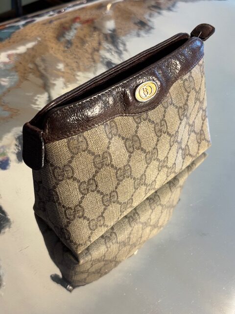 Gucci Vintage Kosmetiktasche aus GG Supreme Canvas mit braunem Leder und goldener Hardware, ungefüttert, 1980s Original Made in Italy
