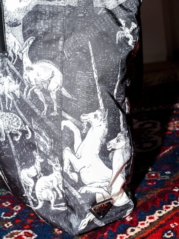 Prada Nylon Shopper mit Christophe Chemin Print aus der 2016er Kollektion – schwarz-weißes Tiermotiv, handgereinigt, geräumig, preloved Designerstück, restauriert in Wien von Borsa Nera.