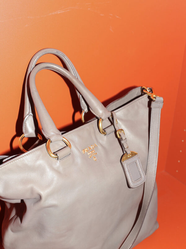 Prada Vitello Daino Shopper in Taupe mit neu vergoldeter Hardware und Crossbody-Gurt, drehbar tragbar ohne sichtbares Logo, Microsuede-Futter, handaufbereitet in Wien – Borsa Nera