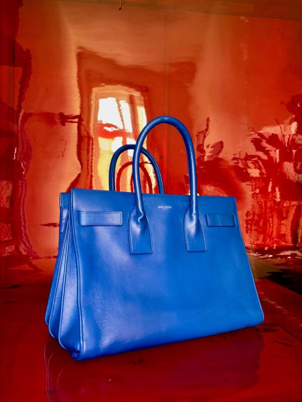 Saint Laurent Sac de Jour Baby Royalblau mit goldfarbener Hardware, preloved Second-Hand Designertasche, handaufbereitet in Wien