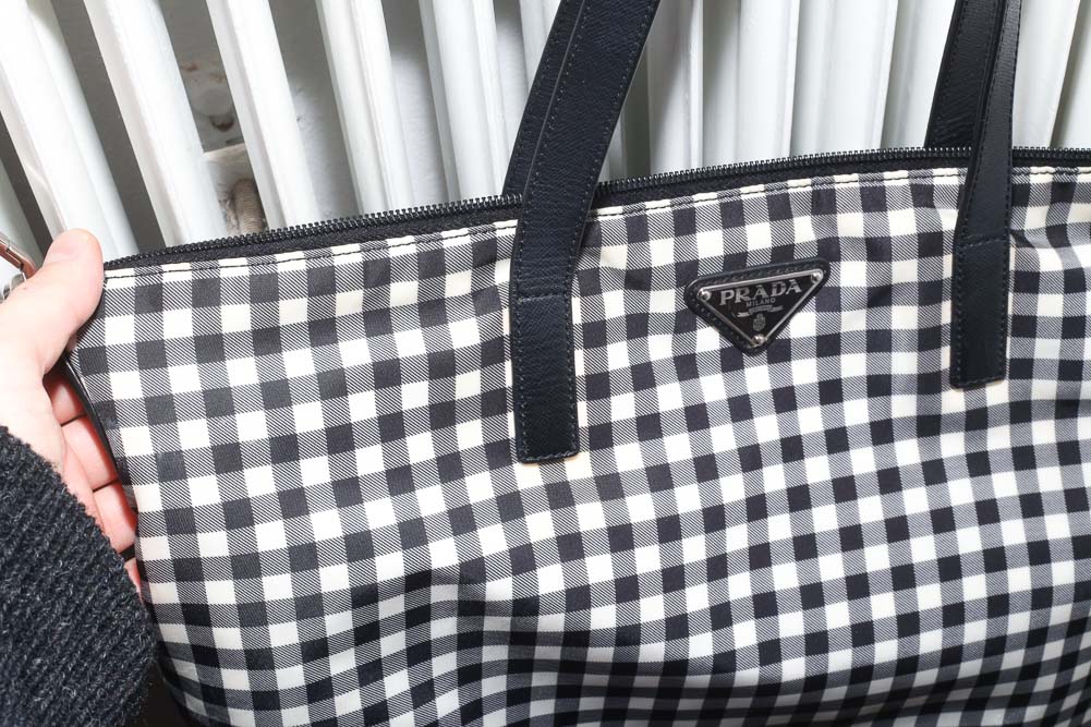 Vintage Prada Nylon Shopper in Schwarz-Weiß-Gingham aus wasserabweisendem Tessuto Nylon, sehr guter Zustand mit minimalen Gebrauchsspuren, professionell gereinigt in Wien – Borsa Nera