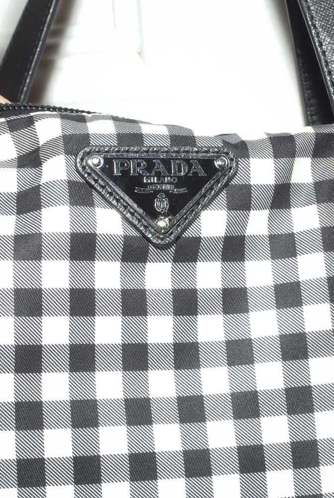 Vintage Prada Nylon Shopper in Schwarz-Weiß-Gingham aus wasserabweisendem Tessuto Nylon, sehr guter Zustand mit minimalen Gebrauchsspuren, professionell gereinigt in Wien – Borsa Nera