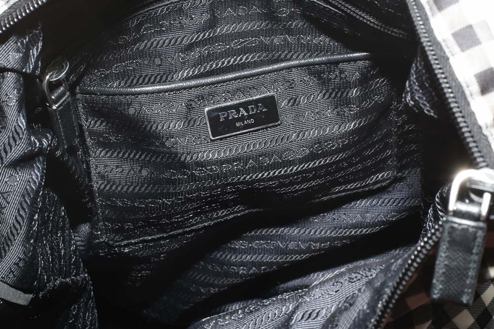 Vintage Prada Nylon Shopper in Schwarz-Weiß-Gingham aus wasserabweisendem Tessuto Nylon, sehr guter Zustand mit minimalen Gebrauchsspuren, professionell gereinigt in Wien – Borsa Nera