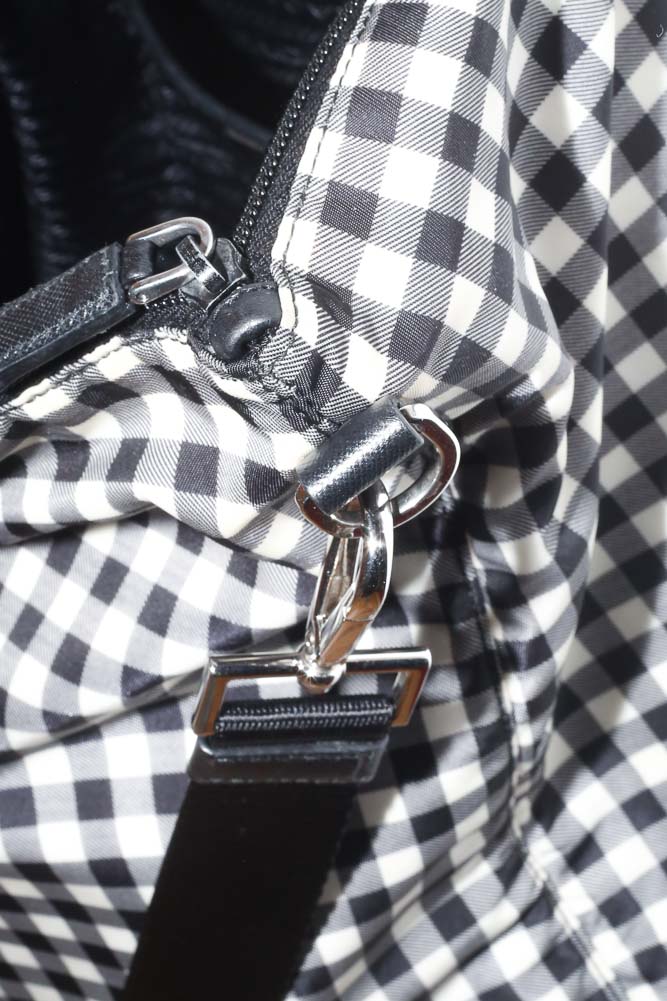 Vintage Prada Nylon Shopper in Schwarz-Weiß-Gingham aus wasserabweisendem Tessuto Nylon, sehr guter Zustand mit minimalen Gebrauchsspuren, professionell gereinigt in Wien – Borsa Nera