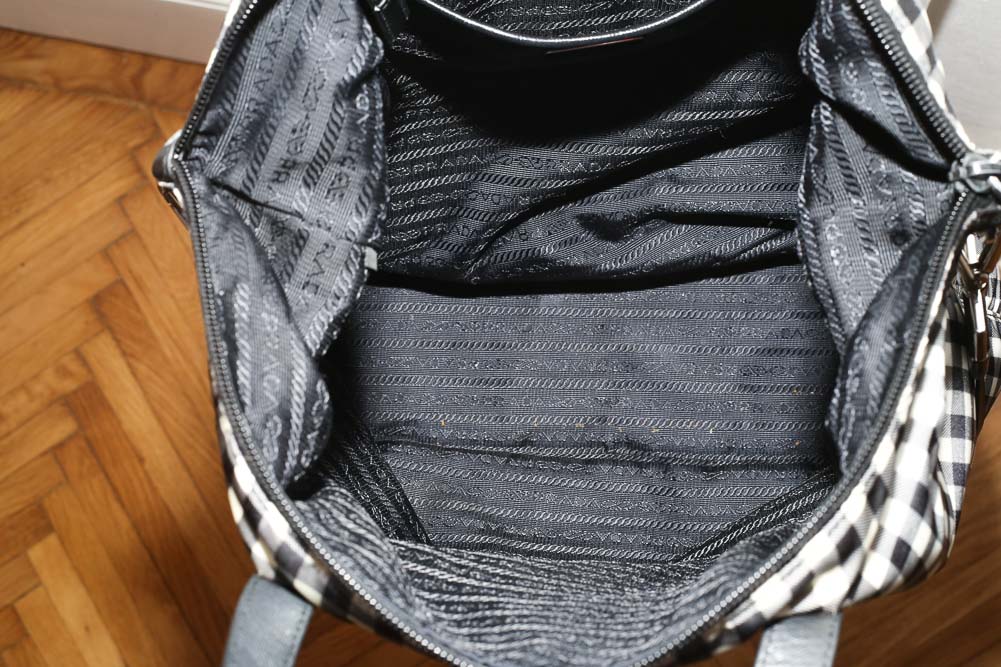 Vintage Prada Nylon Shopper in Schwarz-Weiß-Gingham aus wasserabweisendem Tessuto Nylon, sehr guter Zustand mit minimalen Gebrauchsspuren, professionell gereinigt in Wien – Borsa Nera