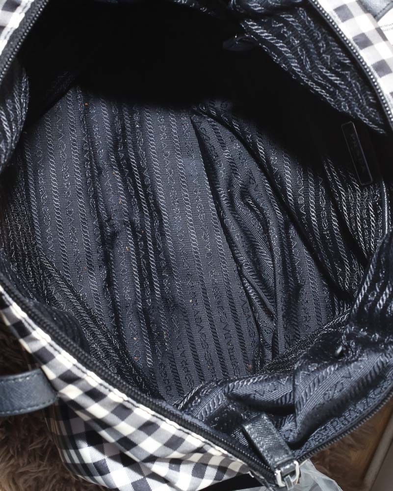 Vintage Prada Nylon Shopper in Schwarz-Weiß-Gingham aus wasserabweisendem Tessuto Nylon, sehr guter Zustand mit minimalen Gebrauchsspuren, professionell gereinigt in Wien – Borsa Nera