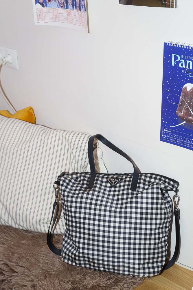 Vintage Prada Nylon Shopper in Schwarz-Weiß-Gingham aus wasserabweisendem Tessuto Nylon, sehr guter Zustand mit minimalen Gebrauchsspuren, professionell gereinigt in Wien – Borsa Nera