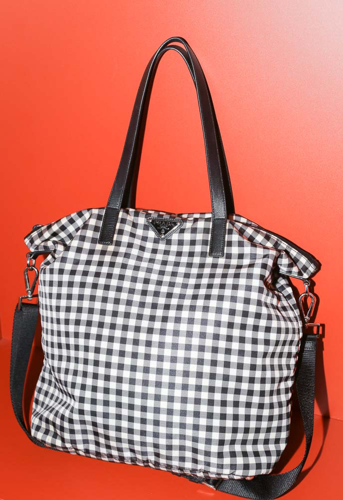 Vintage Prada Nylon Shopper in Schwarz-Weiß-Gingham aus wasserabweisendem Tessuto Nylon, sehr guter Zustand mit minimalen Gebrauchsspuren, professionell gereinigt in Wien – Borsa Nera