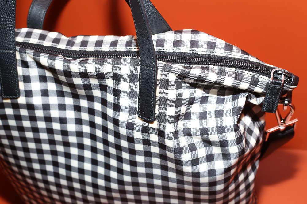 Vintage Prada Nylon Shopper in Schwarz-Weiß-Gingham aus wasserabweisendem Tessuto Nylon, sehr guter Zustand mit minimalen Gebrauchsspuren, professionell gereinigt in Wien – Borsa Nera