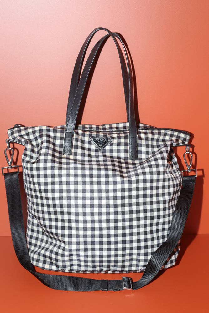 Vintage Prada Nylon Shopper in Schwarz-Weiß-Gingham aus wasserabweisendem Tessuto Nylon, sehr guter Zustand mit minimalen Gebrauchsspuren, professionell gereinigt in Wien – Borsa Nera