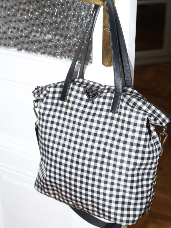 Vintage Prada Nylon Shopper in Schwarz-Weiß-Gingham aus wasserabweisendem Tessuto Nylon, sehr guter Zustand mit minimalen Gebrauchsspuren, professionell gereinigt in Wien – Borsa Nera