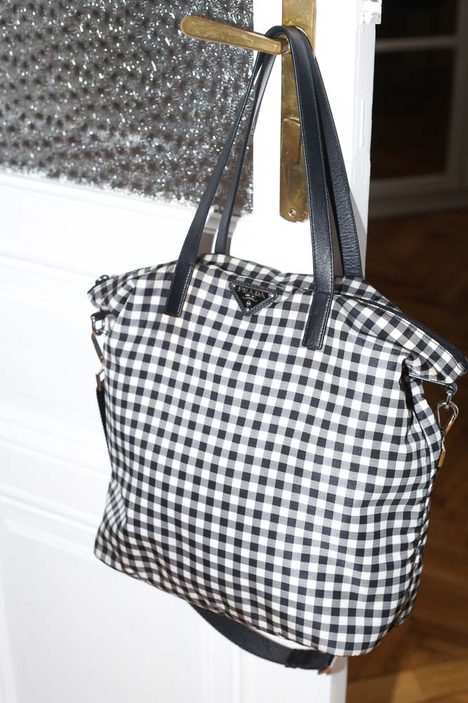 Vintage Prada Nylon Shopper in Schwarz-Weiß-Gingham aus wasserabweisendem Tessuto Nylon, sehr guter Zustand mit minimalen Gebrauchsspuren, professionell gereinigt in Wien – Borsa Nera