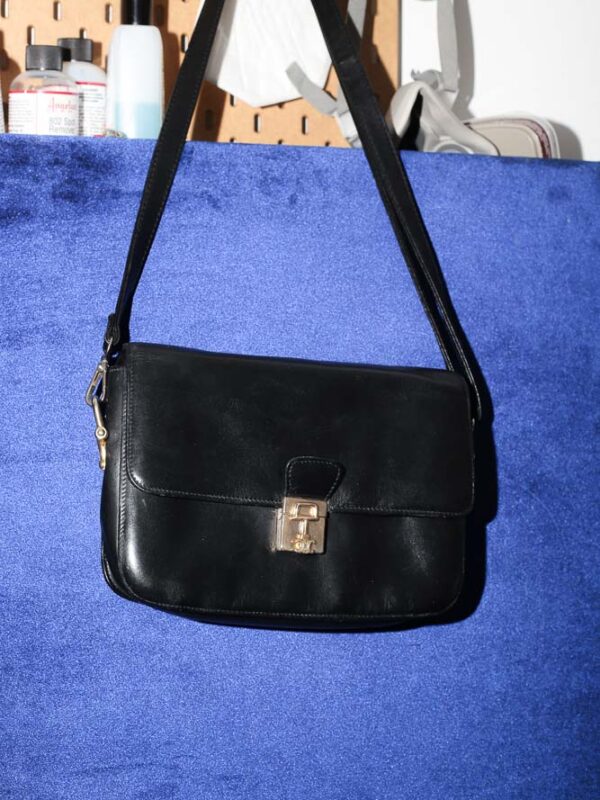Céline Vintage Crossbody Bag aus schwarzem Kalbsleder mit goldfarbener Schnalle, restauriert und mit neu vergoldeter Hardware in Wien – Borsa Nera