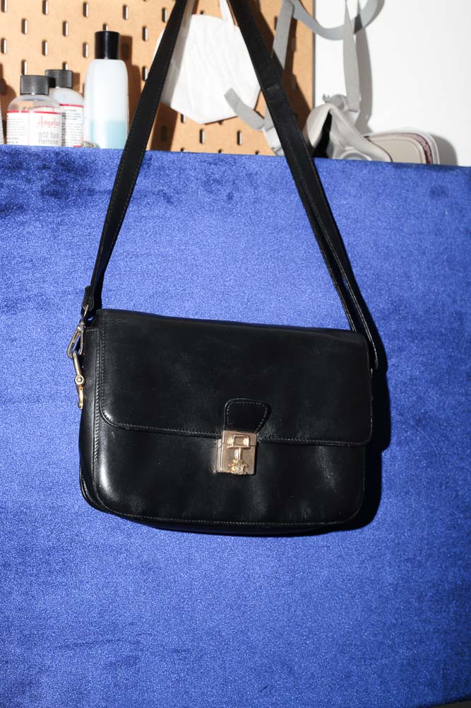 Céline Vintage Crossbody Bag aus schwarzem Kalbsleder mit goldfarbener Schnalle, restauriert und mit neu vergoldeter Hardware in Wien – Borsa Nera
