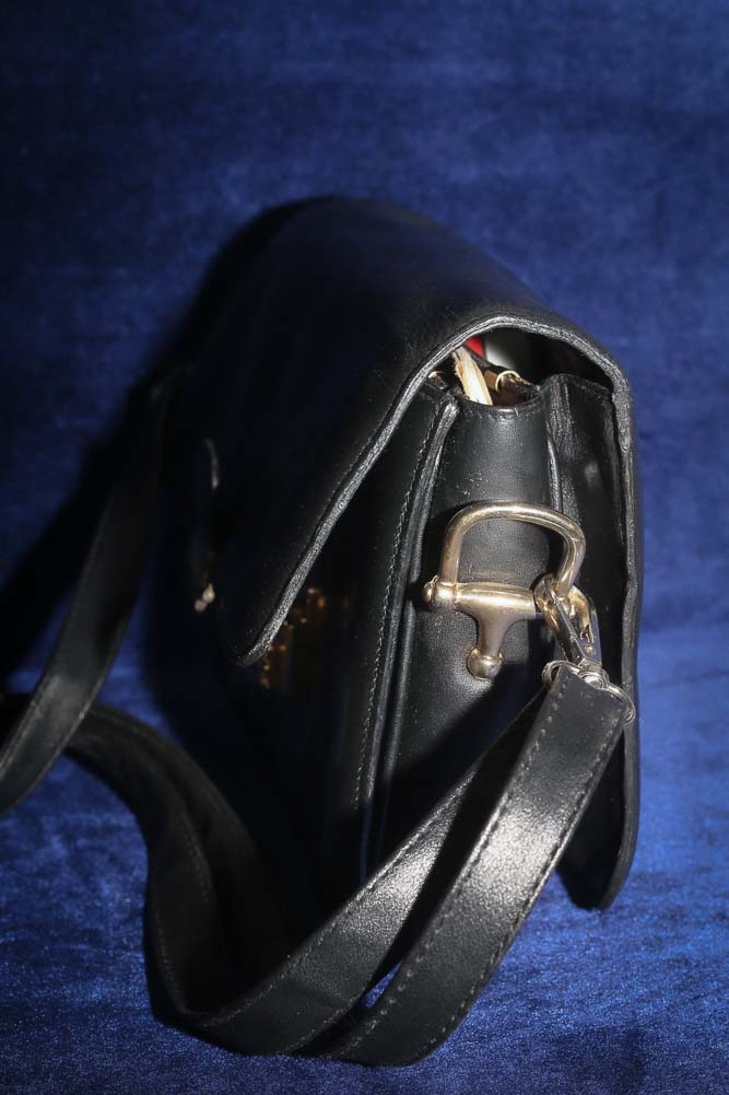 Céline Vintage Crossbody Bag aus schwarzem Kalbsleder mit goldfarbener Schnalle, restauriert und mit neu vergoldeter Hardware in Wien – Borsa Nera