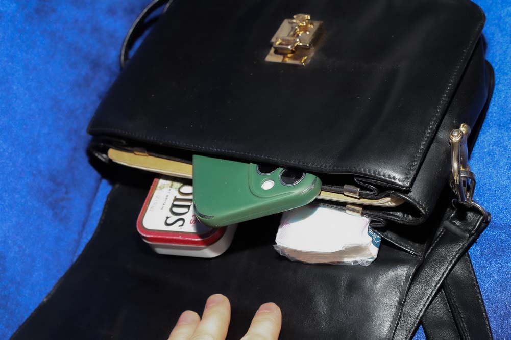 Céline Vintage Crossbody Bag aus schwarzem Kalbsleder mit goldfarbener Schnalle, restauriert und mit neu vergoldeter Hardware in Wien – Borsa Nera