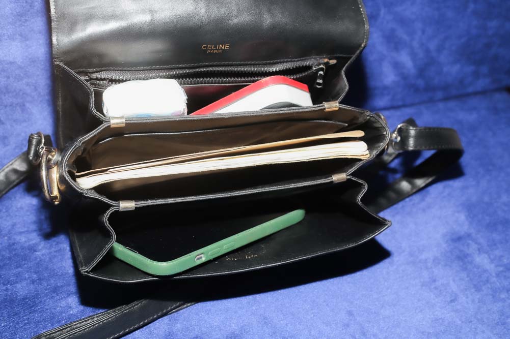 Céline Vintage Crossbody Bag aus schwarzem Kalbsleder mit goldfarbener Schnalle, restauriert und mit neu vergoldeter Hardware in Wien – Borsa Nera