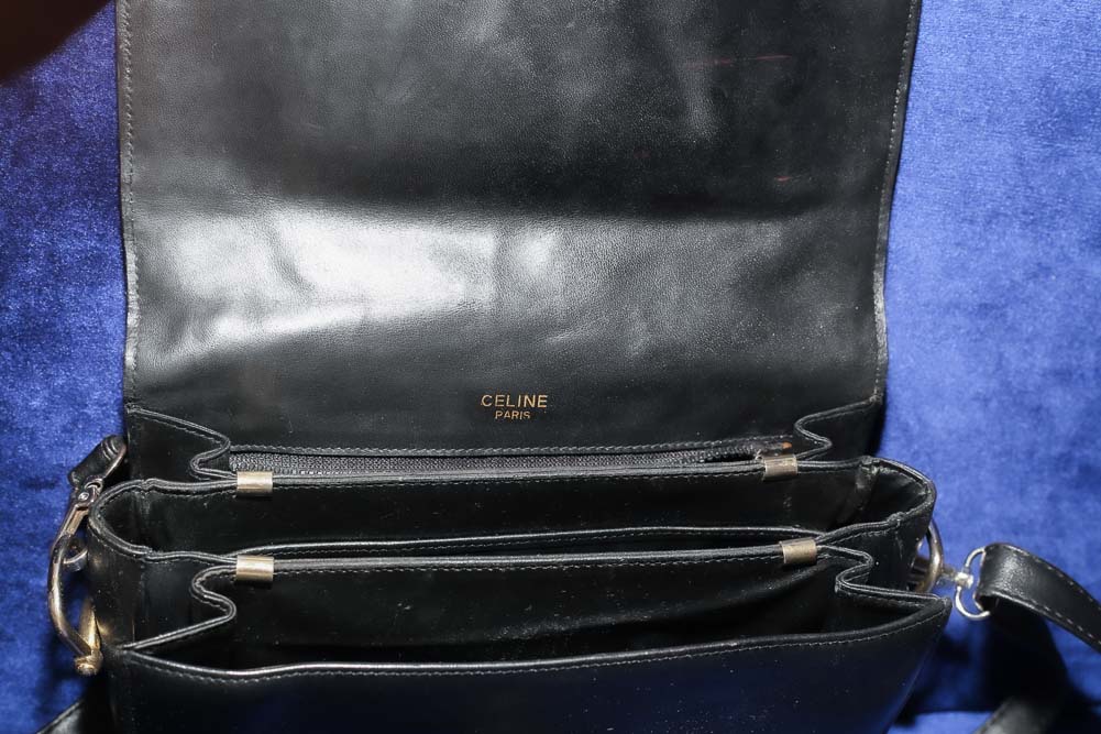 Céline Vintage Crossbody Bag aus schwarzem Kalbsleder mit goldfarbener Schnalle, restauriert und mit neu vergoldeter Hardware in Wien – Borsa Nera