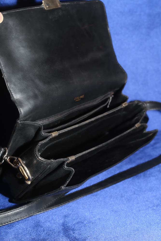 Céline Vintage Crossbody Bag aus schwarzem Kalbsleder mit goldfarbener Schnalle, restauriert und mit neu vergoldeter Hardware in Wien – Borsa Nera
