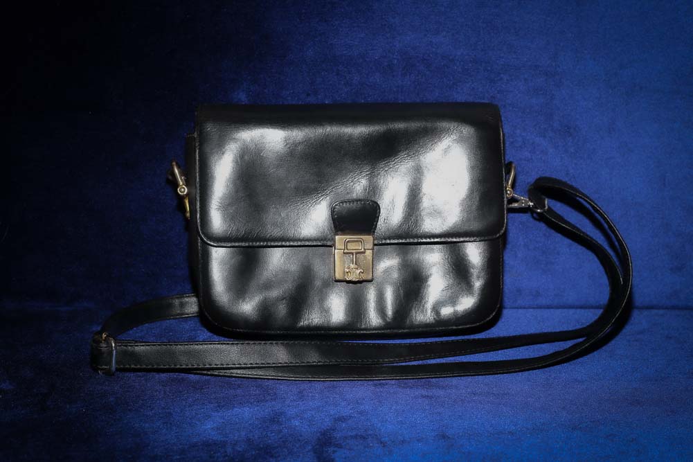 Céline Vintage Crossbody Bag aus schwarzem Kalbsleder mit goldfarbener Schnalle, restauriert und mit neu vergoldeter Hardware in Wien – Borsa Nera