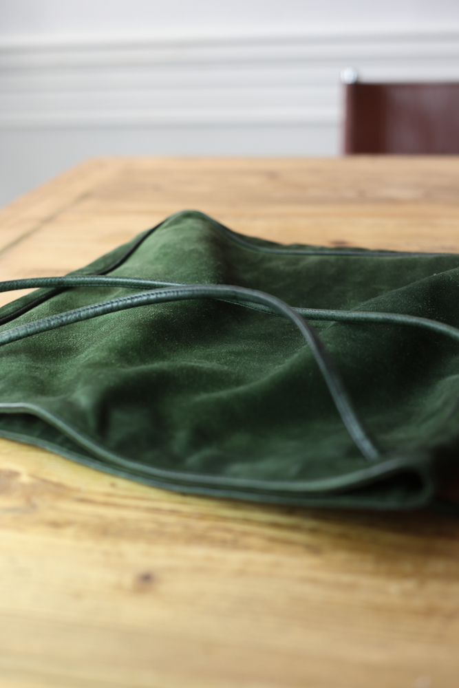 Bottega Veneta Wildledertasche in Grün, große Vintage Schulter- und Crossbodytasche aus Veloursleder mit natürlicher Patina, professionell gereinigt – Borsa Nera Wien