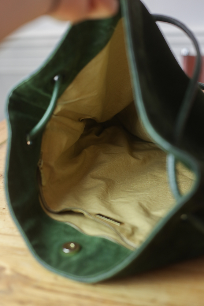 Bottega Veneta Wildledertasche in Grün, große Vintage Schulter- und Crossbodytasche aus Veloursleder mit natürlicher Patina, professionell gereinigt – Borsa Nera Wien