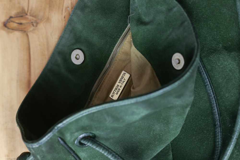 Bottega Veneta Wildledertasche in Grün, große Vintage Schulter- und Crossbodytasche aus Veloursleder mit natürlicher Patina, professionell gereinigt – Borsa Nera Wien