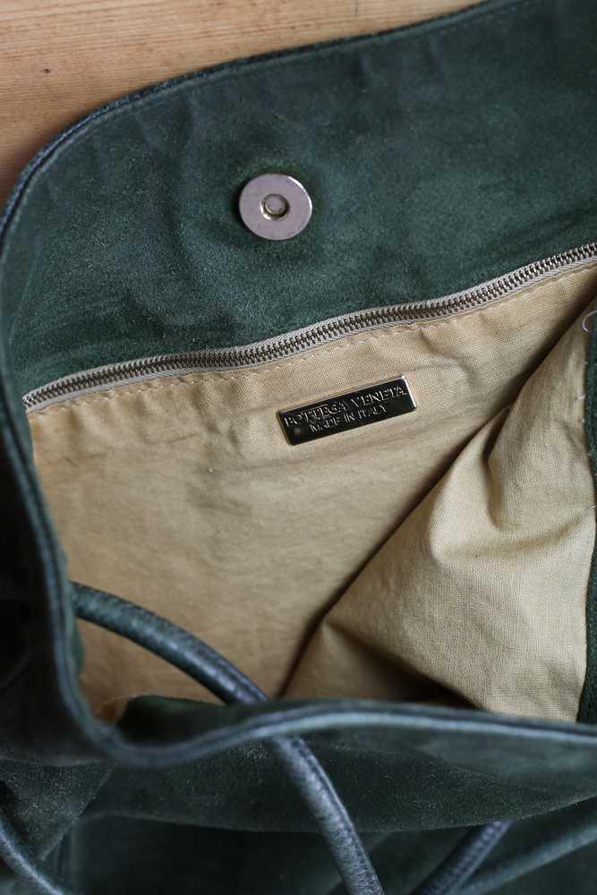 Bottega Veneta Wildledertasche in Grün, große Vintage Schulter- und Crossbodytasche aus Veloursleder mit natürlicher Patina, professionell gereinigt – Borsa Nera Wien