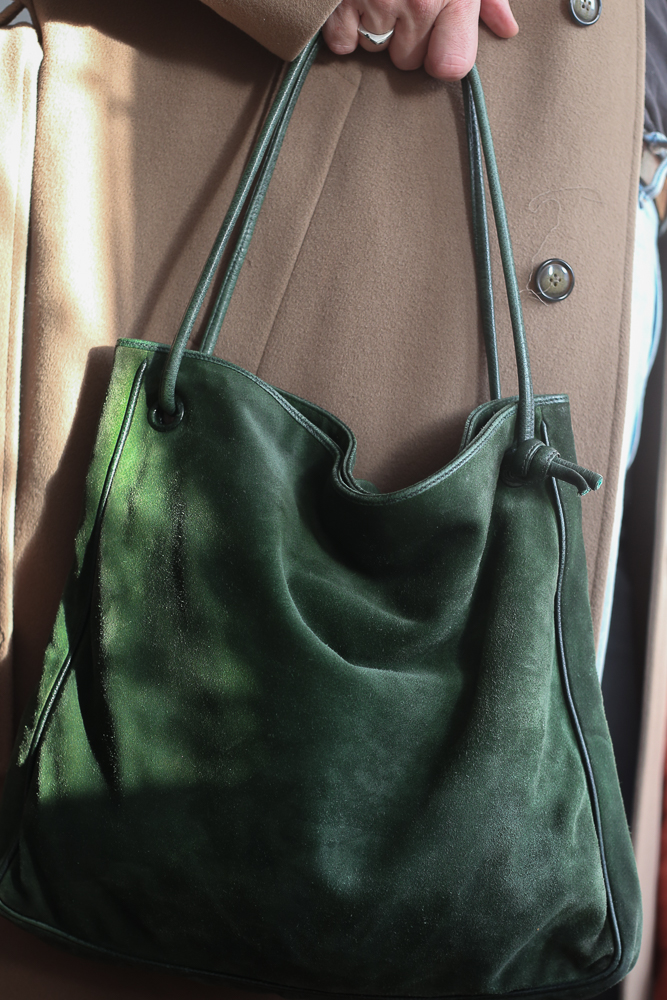 Bottega Veneta Wildledertasche in Grün, große Vintage Schulter- und Crossbodytasche aus Veloursleder mit natürlicher Patina, professionell gereinigt – Borsa Nera Wien