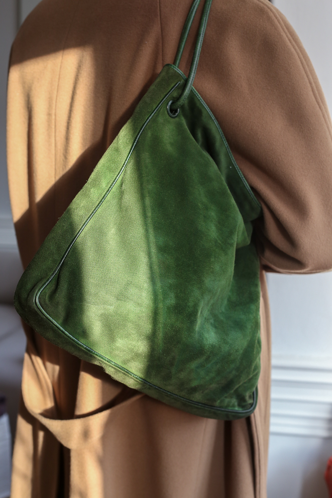 Bottega Veneta Wildledertasche in Grün, große Vintage Schulter- und Crossbodytasche aus Veloursleder mit natürlicher Patina, professionell gereinigt – Borsa Nera Wien