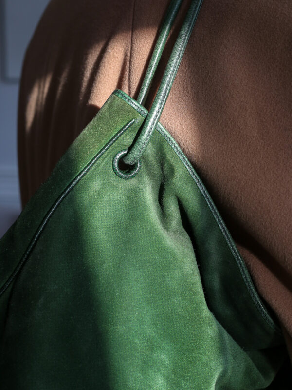 Bottega Veneta Wildledertasche in Grün, große Vintage Schulter- und Crossbodytasche aus Veloursleder mit natürlicher Patina, professionell gereinigt – Borsa Nera Wien