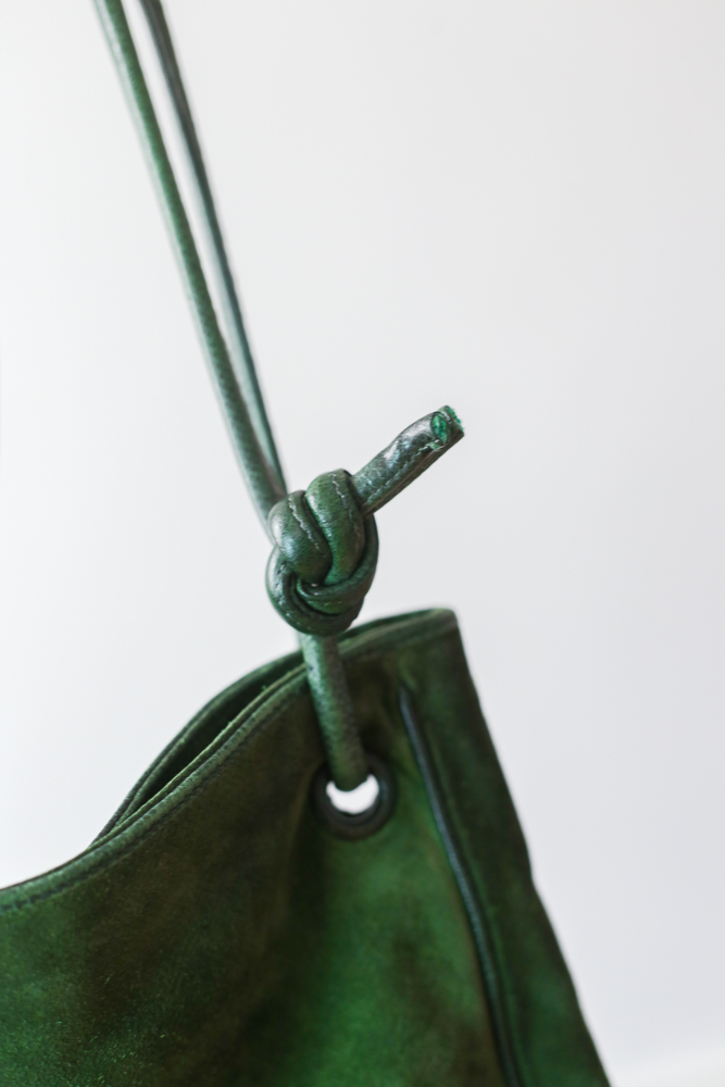 Bottega Veneta Wildledertasche in Grün, große Vintage Schulter- und Crossbodytasche aus Veloursleder mit natürlicher Patina, professionell gereinigt – Borsa Nera Wien