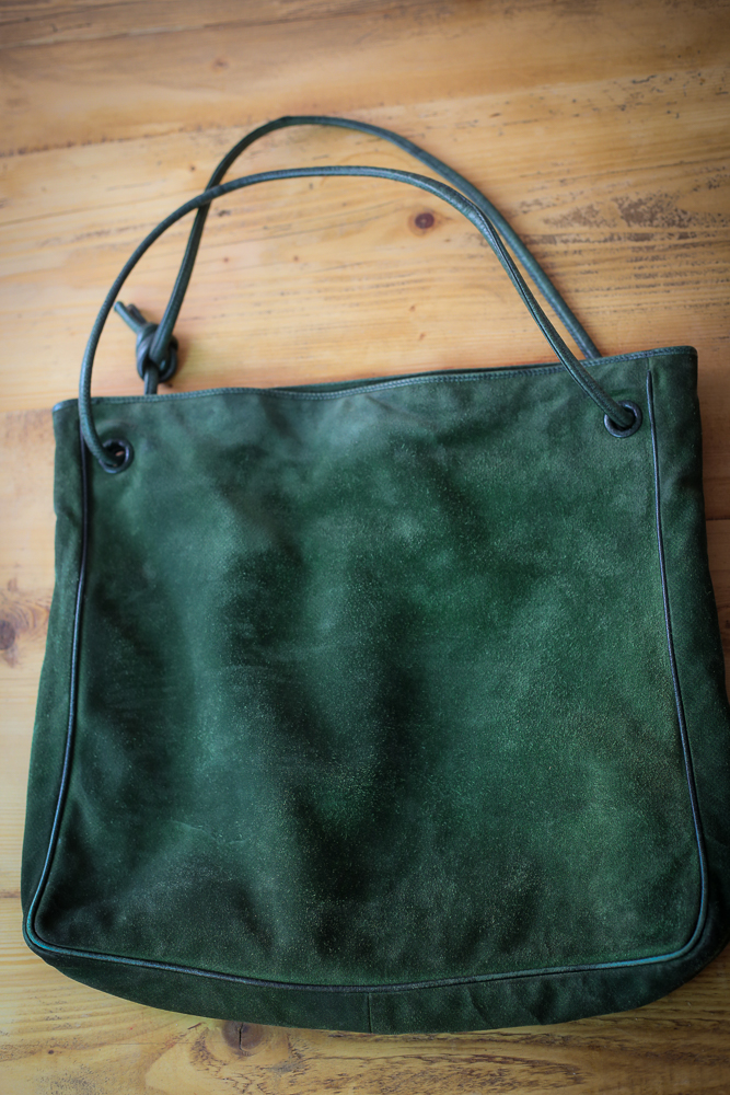 Bottega Veneta Wildledertasche in Grün, große Vintage Schulter- und Crossbodytasche aus Veloursleder mit natürlicher Patina, professionell gereinigt – Borsa Nera Wien