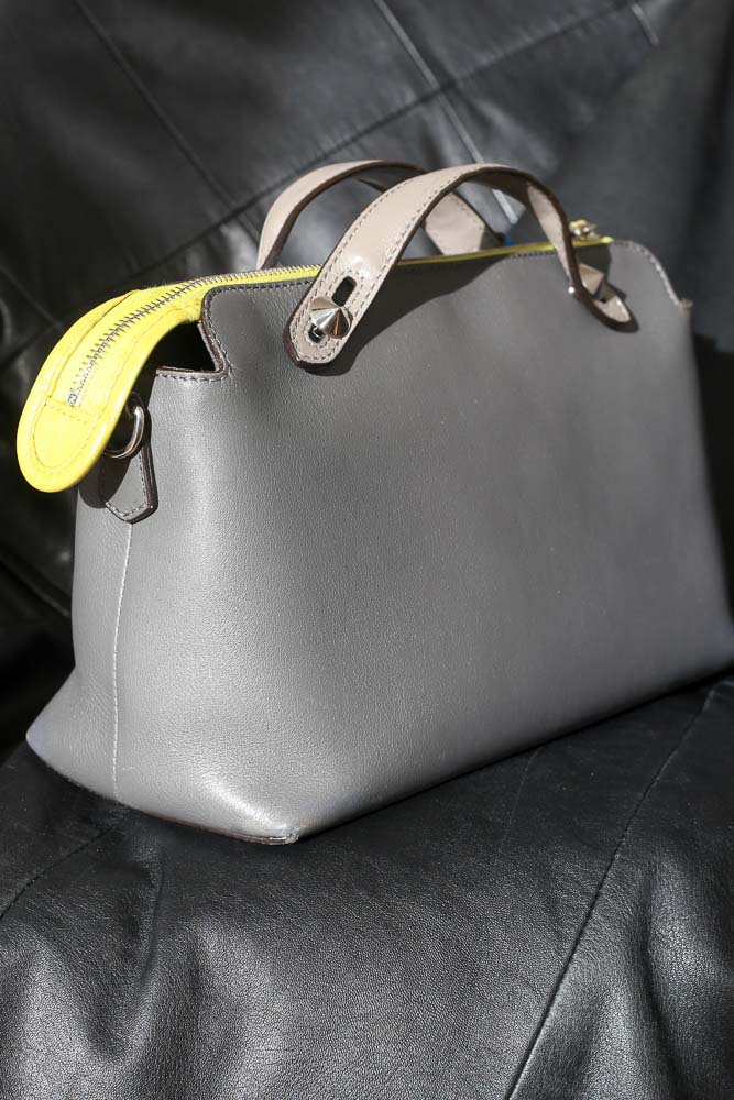 Fendi Handtasche aus grauem Leder mit abnehmbarem Schulterriemen, Original Box und Staubbeutel, sehr guter Zustand, handaufbereitet in Wien – Borsa Nera