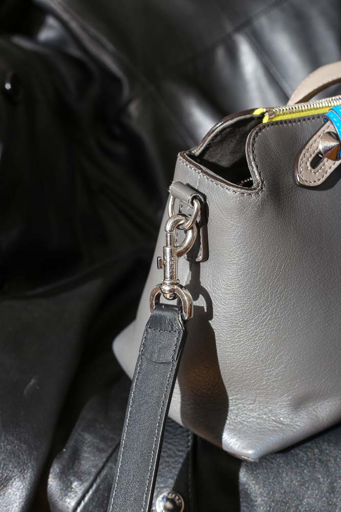 Fendi Handtasche aus grauem Leder mit abnehmbarem Schulterriemen, Original Box und Staubbeutel, sehr guter Zustand, handaufbereitet in Wien – Borsa Nera