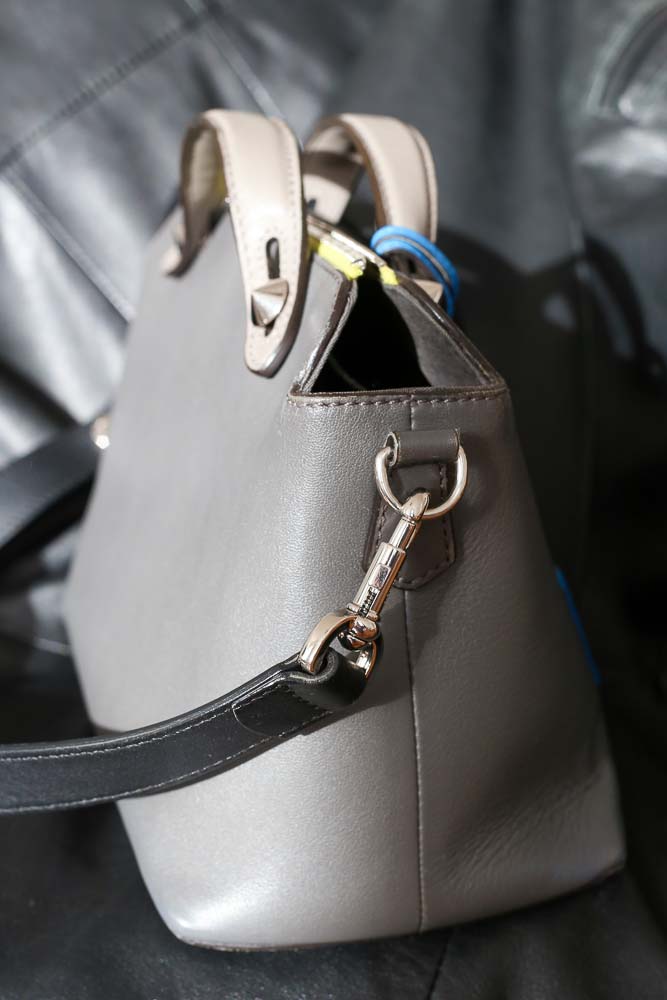 Fendi Handtasche aus grauem Leder mit abnehmbarem Schulterriemen, Original Box und Staubbeutel, sehr guter Zustand, handaufbereitet in Wien – Borsa Nera