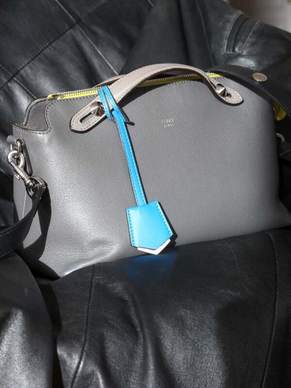 Fendi Handtasche aus grauem Leder mit abnehmbarem Schulterriemen, Original Box und Staubbeutel, sehr guter Zustand, handaufbereitet in Wien – Borsa Nera