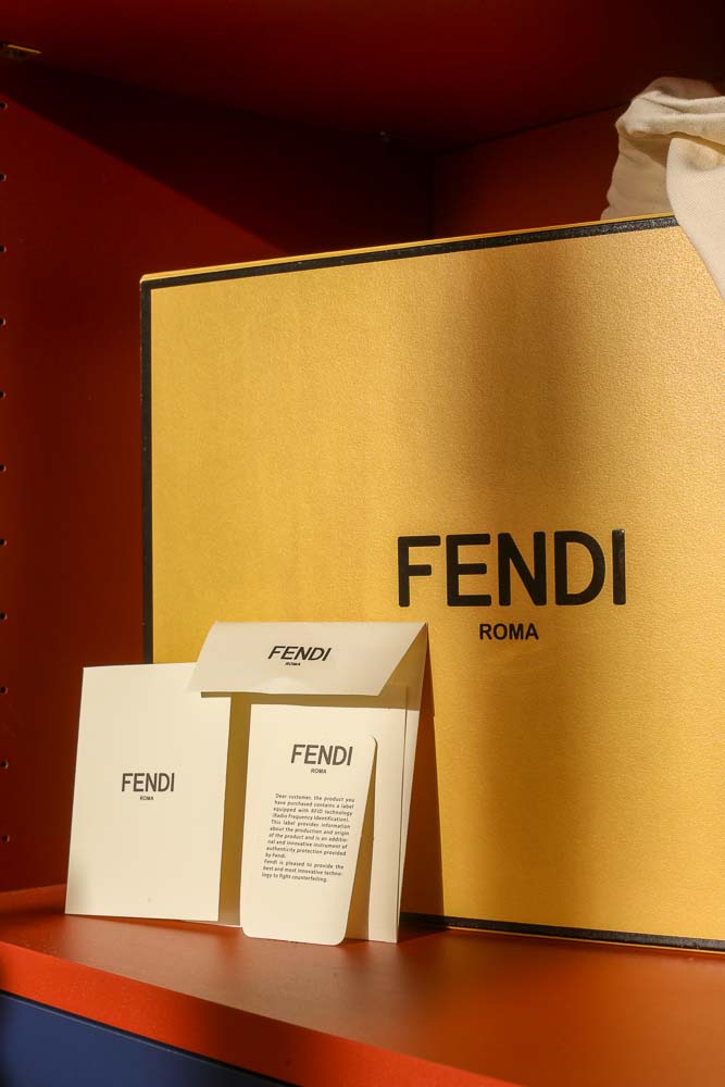 Fendi Handtasche aus grauem Leder mit abnehmbarem Schulterriemen, Original Box und Staubbeutel, sehr guter Zustand, handaufbereitet in Wien – Borsa Nera