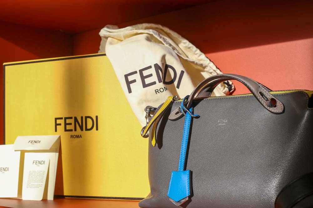 Fendi Handtasche aus grauem Leder mit abnehmbarem Schulterriemen, Original Box und Staubbeutel, sehr guter Zustand, handaufbereitet in Wien – Borsa Nera