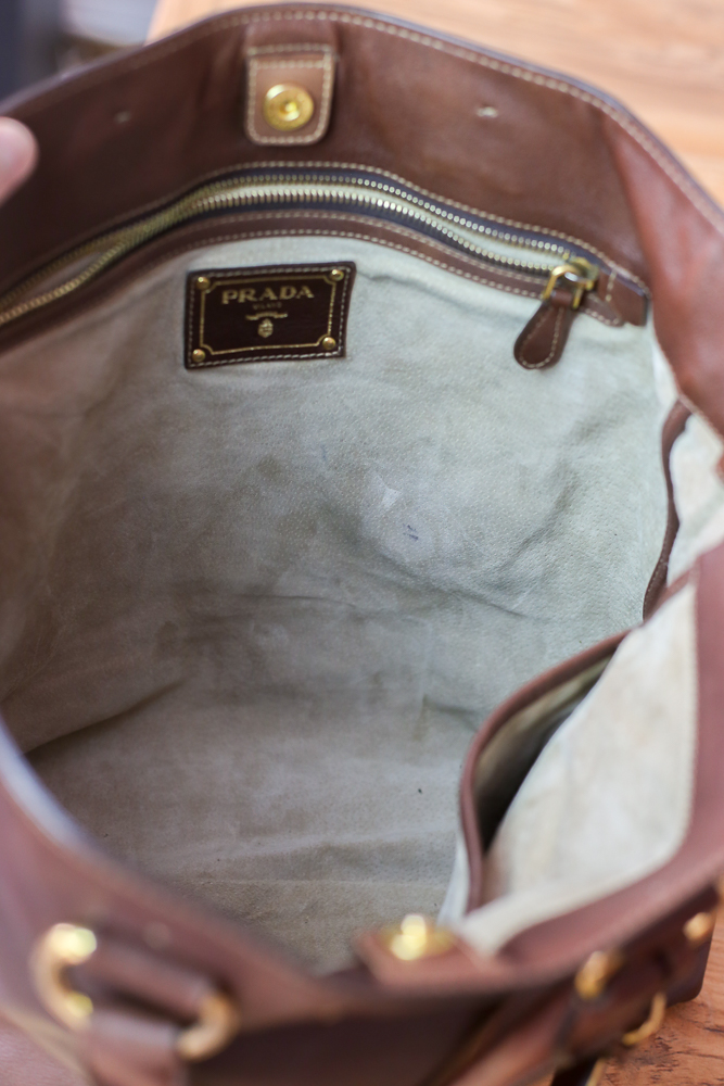 Prada Shopper aus braunem Kalbsleder mit goldfarbener Hardware und schöner Patina – preloved Luxus bei Borsa Nera Wien