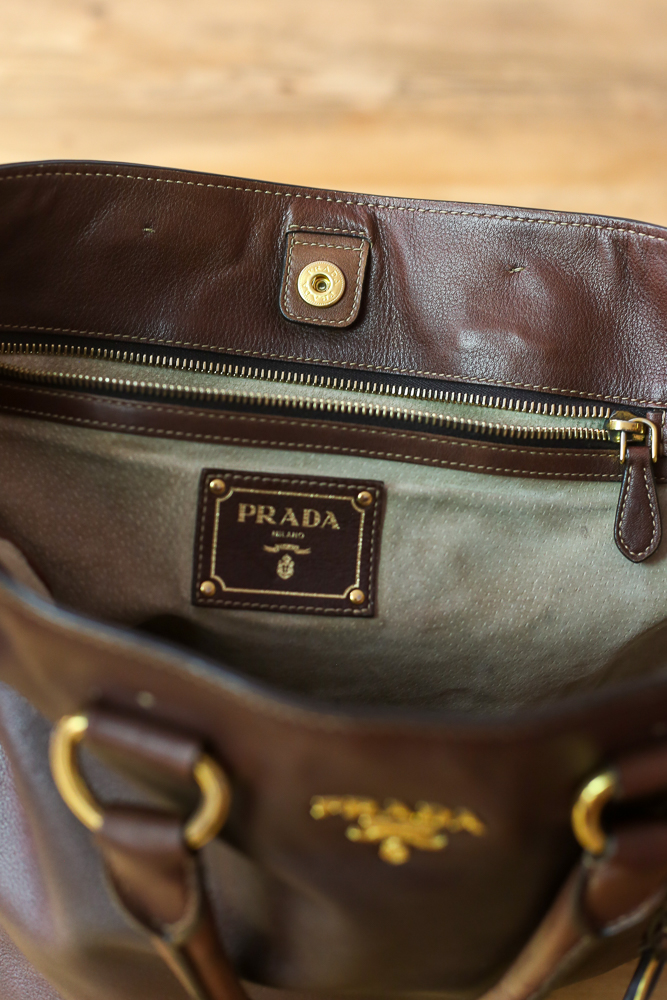 Prada Shopper aus braunem Kalbsleder mit goldfarbener Hardware und schöner Patina – preloved Luxus bei Borsa Nera Wien