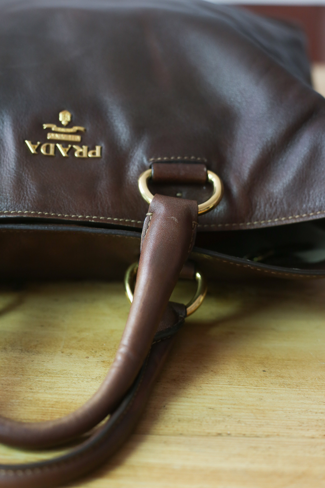 Prada Shopper aus braunem Kalbsleder mit goldfarbener Hardware und schöner Patina – preloved Luxus bei Borsa Nera Wien