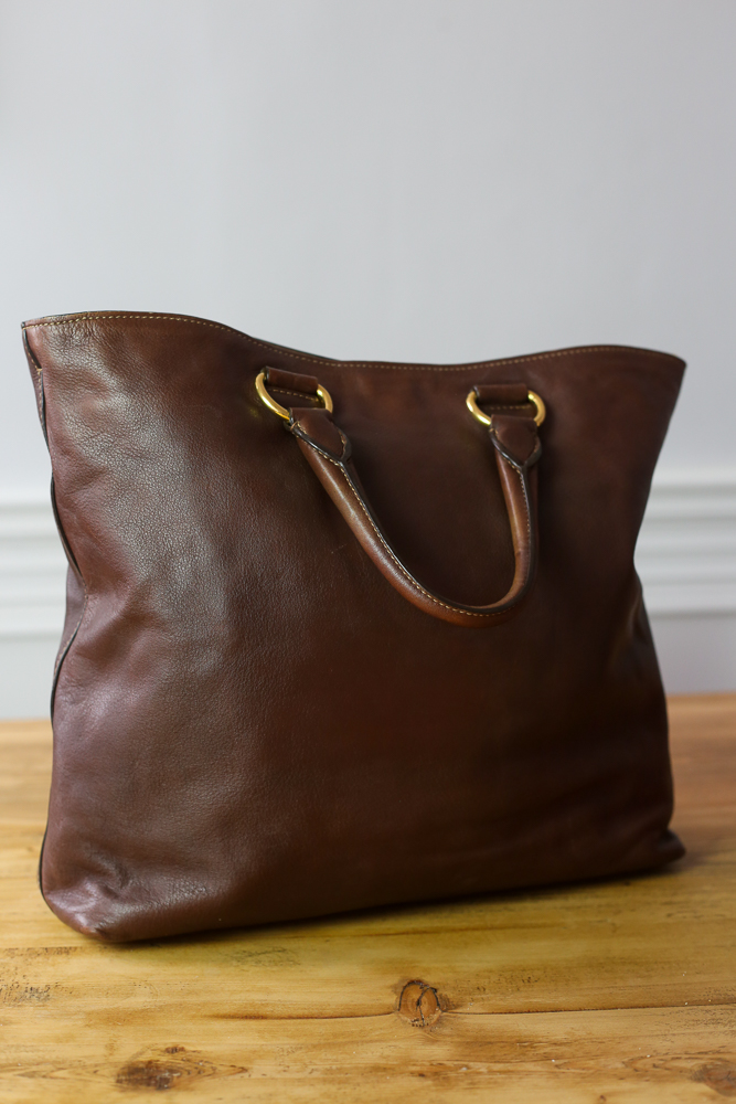 Prada Shopper aus braunem Kalbsleder mit goldfarbener Hardware und schöner Patina – preloved Luxus bei Borsa Nera Wien
