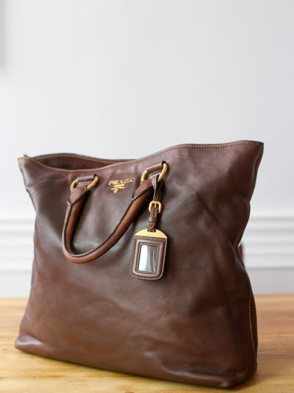 Prada Shopper aus braunem Kalbsleder mit goldfarbener Hardware und schöner Patina – preloved Luxus bei Borsa Nera Wien