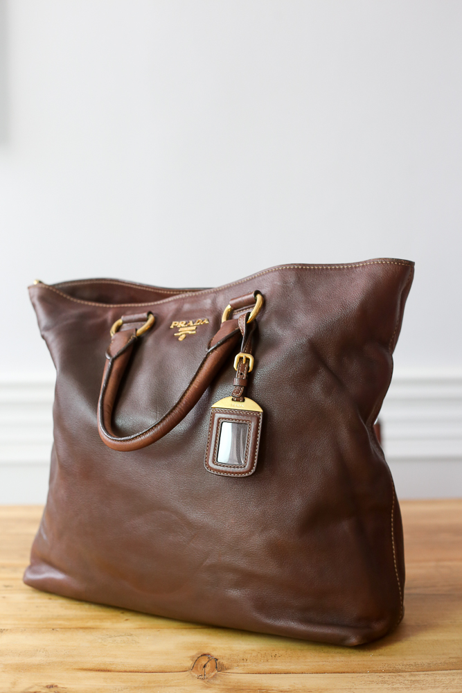 Prada Shopper aus braunem Kalbsleder mit goldfarbener Hardware und schöner Patina – preloved Luxus bei Borsa Nera Wien