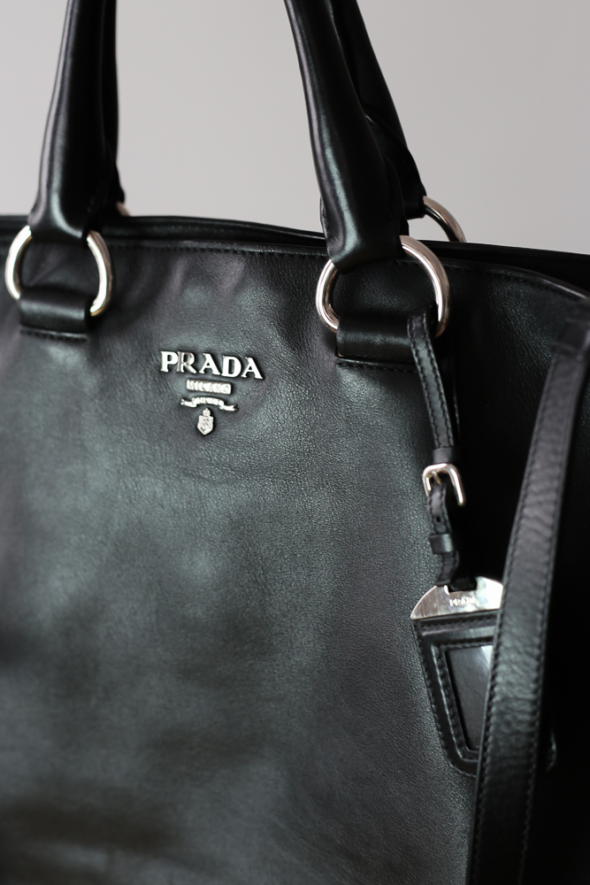 Prada Shopper aus schwarzem Glattleder mit originalem Crossbody-Gurt und Staubbeutel, sehr guter Zustand, frisch gereinigt und ledergepflegt in Wien – Borsa Nera
